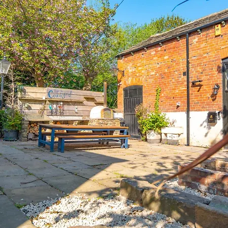 Luxury Escape With Cinema, Pool Table & Darts * Leeds (West Yorkshire)