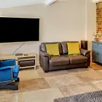 Holiday home Luxury Escape With Cinema, Pool Table & Darts Leeds (West Yorkshire)
