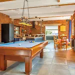 Holiday home Luxury Escape With Cinema, Pool Table & Darts Leeds (West Yorkshire)