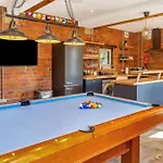 Luxury Escape With Cinema, Pool Table & Darts Holiday home *