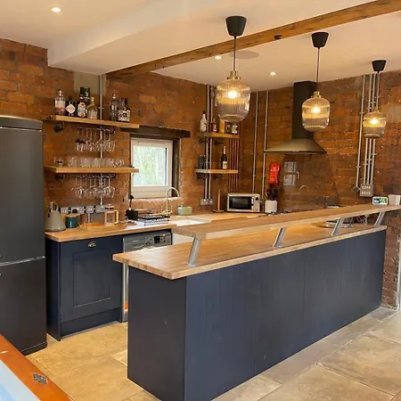 Luxury Escape With Cinema, Pool Table & Darts *