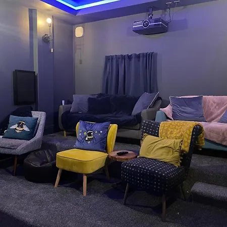 Luxury Escape With Cinema, Pool Table & Darts リーズ