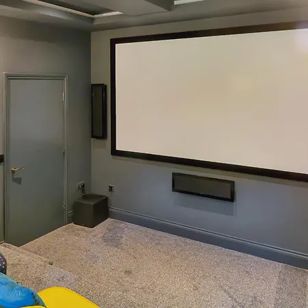 Luxury Escape With Cinema, Pool Table & Darts Feriehus Leeds (West Yorkshire)