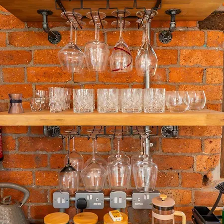 Luxury Escape With Cinema, Pool Table & Darts *