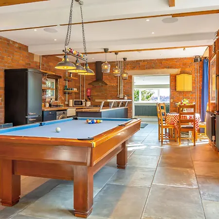 Feriehus Luxury Escape With Cinema, Pool Table & Darts Leeds (West Yorkshire)