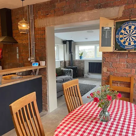 Luxury Escape With Cinema, Pool Table & Darts Holiday home *