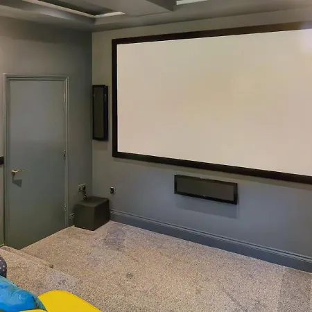 Holiday home Luxury Escape With Cinema, Pool Table & Darts