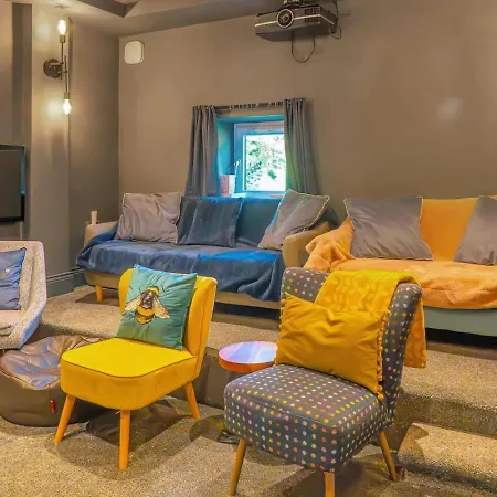 Luxury Escape With Cinema, Pool Table & Darts Leeds (West Yorkshire)