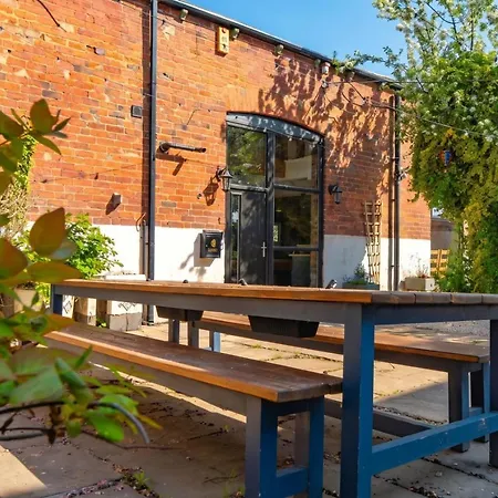 Luxury Escape With Cinema, Pool Table & Darts Holiday home