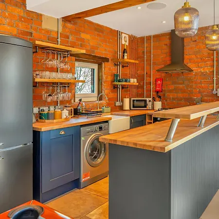 Luxury Escape With Cinema, Pool Table & Darts Holiday home Leeds (West Yorkshire)