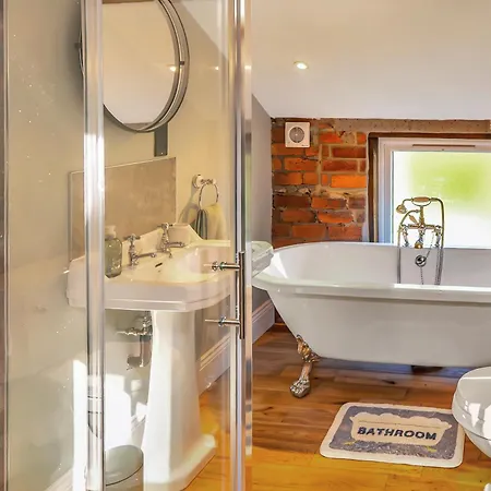 Luxury Escape With Cinema, Pool Table & Darts Holiday home *